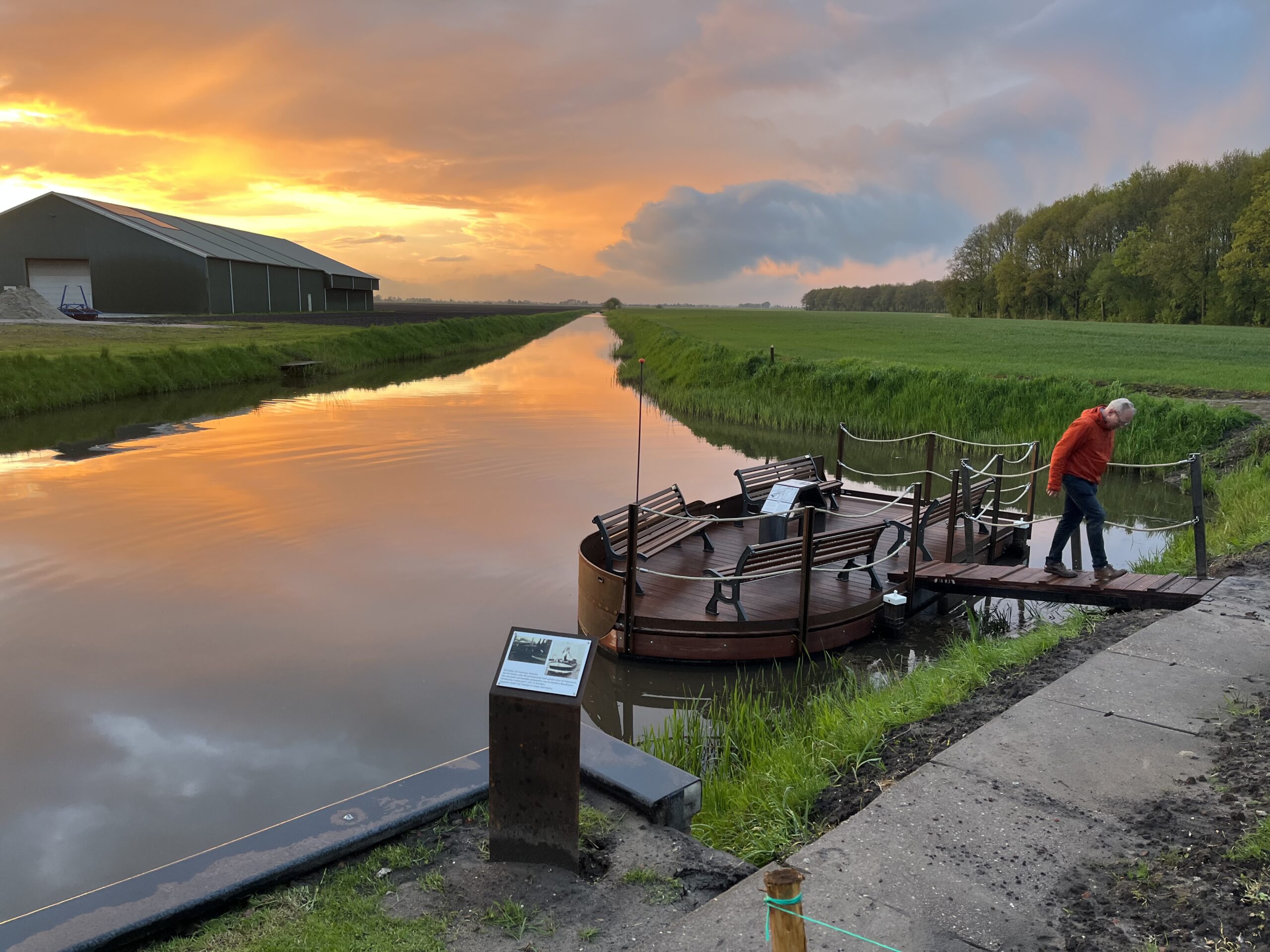 Nieuwe stalen ontmoetingsplek ontworpen in de vorm van een binnenvaartschip