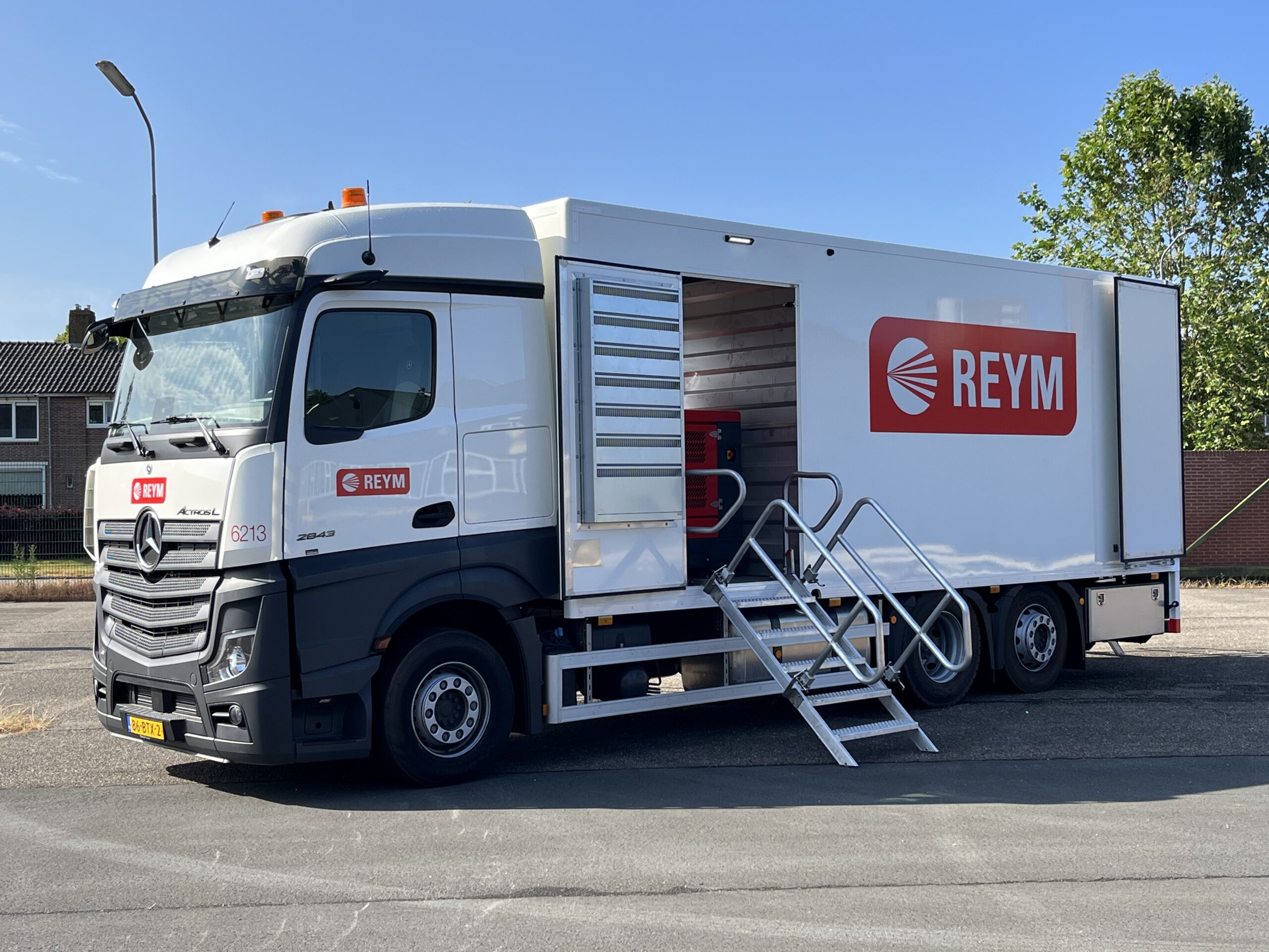 Zelfvoorzienende reinigingswagen voor REYM B.V. Veendam!