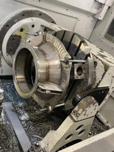Verspaning van RVS-onderdeel in Spinner U5-1520 5-assige freesmachine met Siemens-besturing